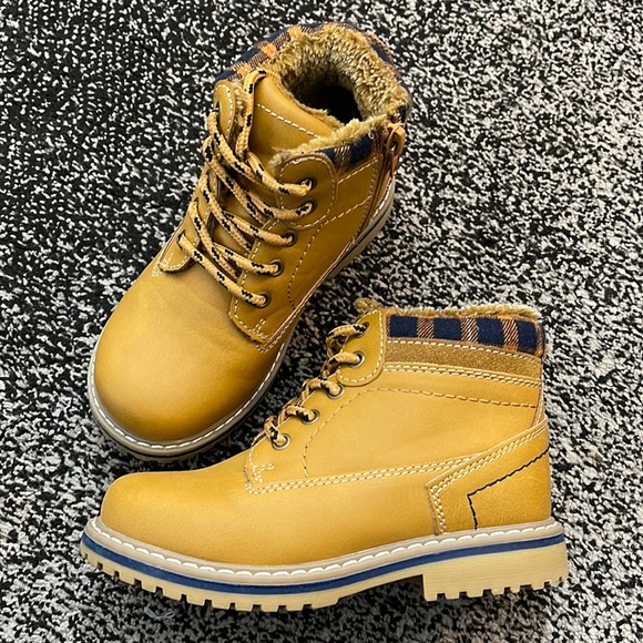 Boys boots only wore a couple times - Picture 1 of 1